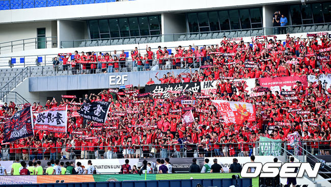 [OSEN=용인, 최규한 기자] 5일 오후 용인 미르스타디움에서 2025 동아시아축구연맹(EAFF) E-1 챔피언십(동아시안컵) 3차전 중국과 홍콩의 경기가 열렸다. 이날 경기는 중국이 홍콩을 상대로 1-0 승리를 거뒀다.경기를 마치고 홍콩 선수들이 팬들에게 인사를 전하고 있다. 2025.07.15 / dreamer@osen.co.kr