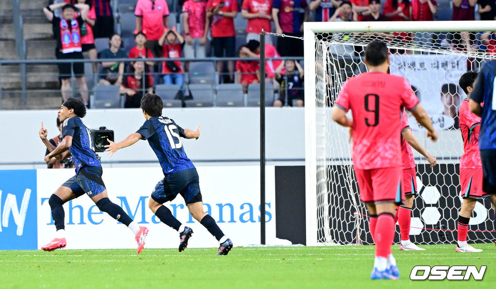 홍명보 감독이 이끄는 남자축구대표팀이 15일 오후 용인 미르스타디움에서 2025 동아시아축구연맹(EAFF) E-1 챔피언십(동아시안컵) 3차전 일본과 경기를 가졌다. 한국은 1차전서 중국을 3-0, 2차전서 홍콩을 2-0으로 완파했다. 하지만 일본이 1차전서 홍콩을 6-1, 2차전서 중국을 2-0으로 이겼다. 골득실 +7의 일본이 +5의 한국을 누르고 조 선두인 상황이다. 나란히 2승을 거둔 한국과 일본은 대회 우승컵을 놓고 격돌한다. 전반 한국이 일본 저메인 료에게 선제골을 내준 뒤 아쉬워하고 있다. 2025.07.15 / dreamer@osen.co.kr