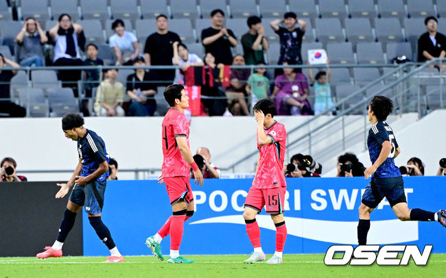 [OSEN=용인, 최규한 기자] 홍명보 감독이 이끄는 남자축구대표팀이 15일 오후 용인 미르스타디움에서 2025 동아시아축구연맹(EAFF) E-1 챔피언십(동아시안컵) 3차전 일본과 경기를 가졌다. 한국은 1차전서 중국을 3-0, 2차전서 홍콩을 2-0으로 완파했다. 하지만 일본이 1차전서 홍콩을 6-1, 2차전서 중국을 2-0으로 이겼다. 골득실 +7의 일본이 +5의 한국을 누르고 조 선두인 상황이다. 나란히 2승을 거둔 한국과 일본은 대회 우승컵을 놓고 격돌한다. 전반 한국이 일본 저메인 료에세 선제골을 내준 뒤 아쉬워하고 있다. 2025.07.15 / dreamer@osen.co.kr
