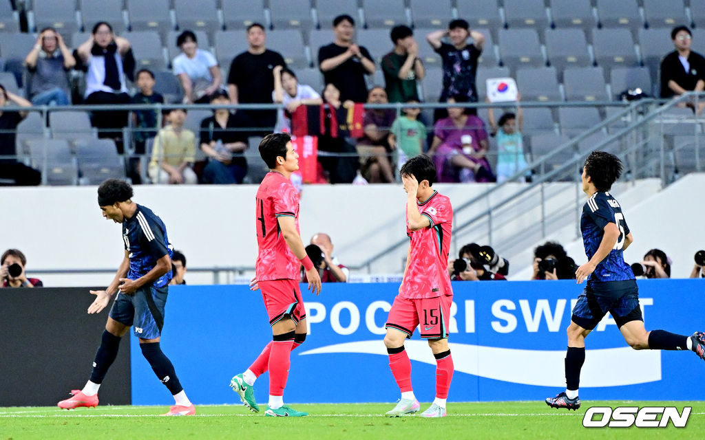 홍명보 감독이 이끄는 남자축구대표팀이 15일 오후 용인 미르스타디움에서 2025 동아시아축구연맹(EAFF) E-1 챔피언십(동아시안컵) 3차전 일본과 경기를 가졌다. 한국은 1차전서 중국을 3-0, 2차전서 홍콩을 2-0으로 완파했다. 하지만 일본이 1차전서 홍콩을 6-1, 2차전서 중국을 2-0으로 이겼다. 골득실 +7의 일본이 +5의 한국을 누르고 조 선두인 상황이다. 나란히 2승을 거둔 한국과 일본은 대회 우승컵을 놓고 격돌한다. 전반 한국이 일본 저메인 료에세 선제골을 내준 뒤 아쉬워하고 있다. 2025.07.15 / dreamer@osen.co.kr