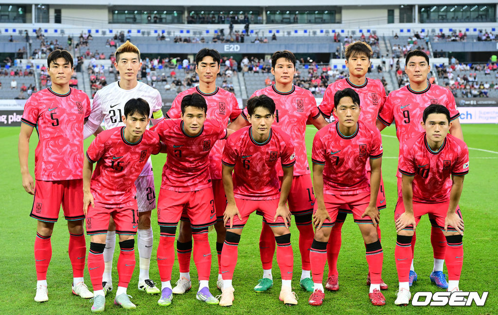 홍명보 감독이 이끄는 남자축구대표팀이 15일 오후 용인 미르스타디움에서 2025 동아시아축구연맹(EAFF) E-1 챔피언십(동아시안컵) 3차전 일본과 경기를 가졌다. 한국은 1차전서 중국을 3-0, 2차전서 홍콩을 2-0으로 완파했다. 하지만 일본이 1차전서 홍콩을 6-1, 2차전서 중국을 2-0으로 이겼다. 골득실 +7의 일본이 +5의 한국을 누르고 조 선두인 상황이다. 나란히 2승을 거둔 한국과 일본은 대회 우승컵을 놓고 격돌한다. 경기를 앞두고 한국 베스트 11이 포즈를 취하고 있다. 2025.07.15 / dreamer@osen.co.kr