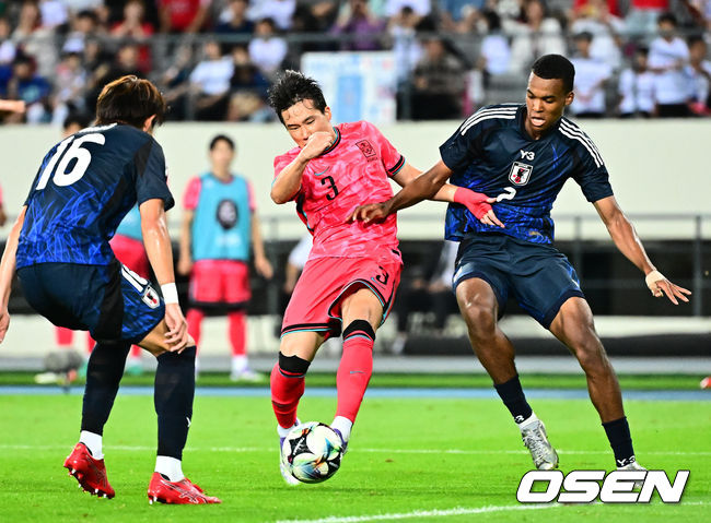 [OSEN=용인, 지형준 기자] 홍명보 감독이 이끄는 남자축구대표팀이 15일 오후 용인 미르스타디움에서 2025 동아시아축구연맹(EAFF) E-1 챔피언십(동아시안컵) 3차전 일본과 경기를 가졌다. 한국은 1차전서 중국을 3-0, 2차전서 홍콩을 2-0으로 완파했다. 하지만 일본이 1차전서 홍콩을 6-1, 2차전서 중국을 2-0으로 이겼다. 골득실 +7의 일본이 +5의 한국을 누르고 조 선두인 상황이다. 나란히 2승을 거둔 한국과 일본은 대회 우승컵을 놓고 격돌한다. 후반 한국 이태석이 슛을 시도하고 있다. 2025.07.15 / jpnews@osen.co.kr