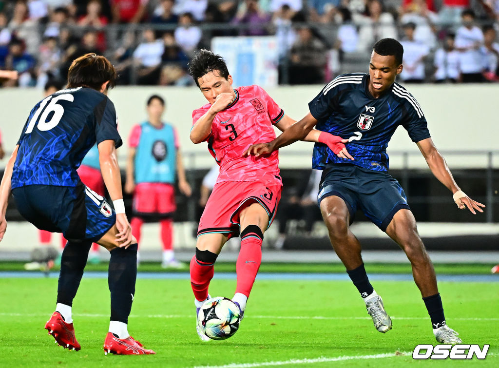 홍명보 감독이 이끄는 남자축구대표팀이 15일 오후 용인 미르스타디움에서 2025 동아시아축구연맹(EAFF) E-1 챔피언십(동아시안컵) 3차전 일본과 경기를 가졌다. 한국은 1차전서 중국을 3-0, 2차전서 홍콩을 2-0으로 완파했다. 하지만 일본이 1차전서 홍콩을 6-1, 2차전서 중국을 2-0으로 이겼다. 골득실 +7의 일본이 +5의 한국을 누르고 조 선두인 상황이다. 나란히 2승을 거둔 한국과 일본은 대회 우승컵을 놓고 격돌한다. 후반 한국 이태석이 슛을 시도하고 있다. 2025.07.15 / jpnews@osen.co.kr