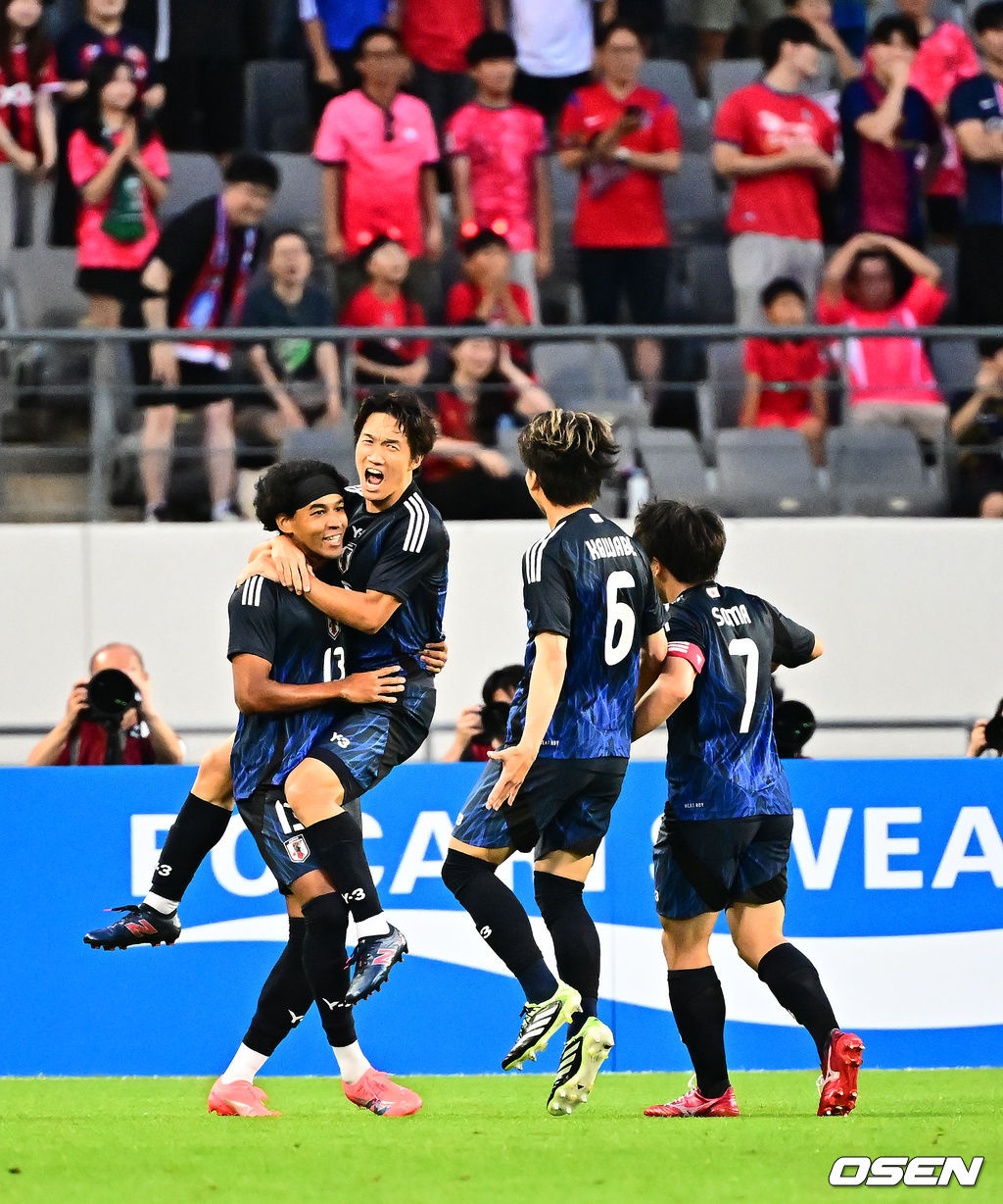 홍명보 감독이 이끄는 남자축구대표팀이 15일 오후 용인 미르스타디움에서 2025 동아시아축구연맹(EAFF) E-1 챔피언십(동아시안컵) 3차전 일본과 경기를 가졌다. 한국은 1차전서 중국을 3-0, 2차전서 홍콩을 2-0으로 완파했다. 하지만 일본이 1차전서 홍콩을 6-1, 2차전서 중국을 2-0으로 이겼다. 골득실 +7의 일본이 +5의 한국을 누르고 조 선두인 상황이다. 나란히 2승을 거둔 한국과 일본은 대회 우승컵을 놓고 격돌한다. 전반 일본 저메인이 선제골을 넣고 동료선수들과 기뻐하고 있다. 2025.07.15 / jpnews@osen.co.kr