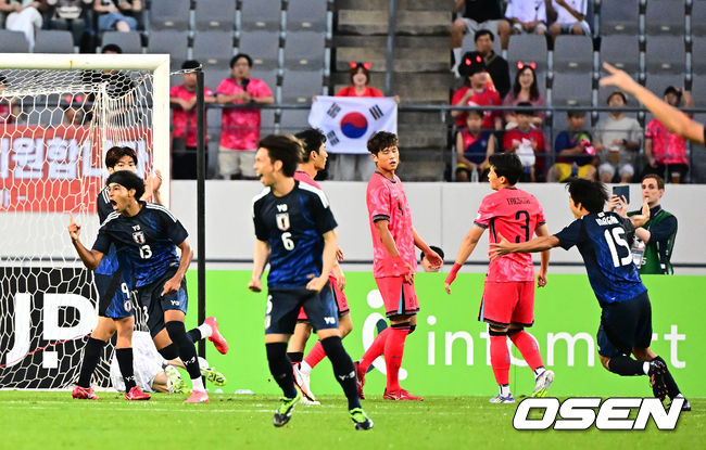 [OSEN=용인, 지형준 기자] 홍명보 감독이 이끄는 남자축구대표팀이 15일 오후 용인 미르스타디움에서 2025 동아시아축구연맹(EAFF) E-1 챔피언십(동아시안컵) 3차전 일본과 경기를 가졌다. 한국은 1차전서 중국을 3-0, 2차전서 홍콩을 2-0으로 완파했다. 하지만 일본이 1차전서 홍콩을 6-1, 2차전서 중국을 2-0으로 이겼다. 골득실 +7의 일본이 +5의 한국을 누르고 조 선두인 상황이다. 나란히 2승을 거둔 한국과 일본은 대회 우승컵을 놓고 격돌한다. 전반 일본 저메인이 선제골을 넣고 기뻐하고 있다. 2025.07.15 / jpnews@osen.co.kr