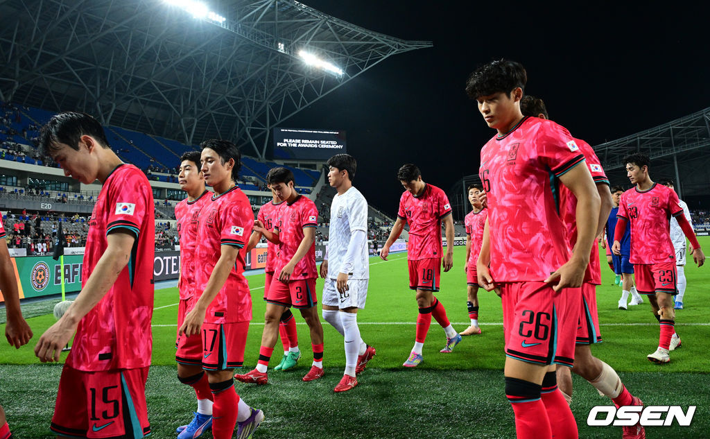 대굴욕이다. 한국축구가 일본에 사상 첫 3연패를 당했다. 홍명보 감독이 이끄는 남자축구대표팀은 15일 오후 7시 24분 용인 미르스타디움에서 개최되는 2025 동아시아축구연맹(EAFF) E-1 챔피언십(동아시안컵) 3차전에서 숙적 일본에게 0-1로 패해 우승컵 탈환에 실패했다. 대회 3승의 일본이 통산 세 번째 우승을 달성했다. 일본은 안방의 한국을 누르고 대회 2연패까지 가져갔다. 한국은 여전히 5회 우승으로 최다우승이지만 2개 대회 연속 일본에 밀렸다. 경기를 마치고 한국 선수들이 패배를 아쉬워하고 있다. 2025.07.15 / jpnews@osen.co.kr
