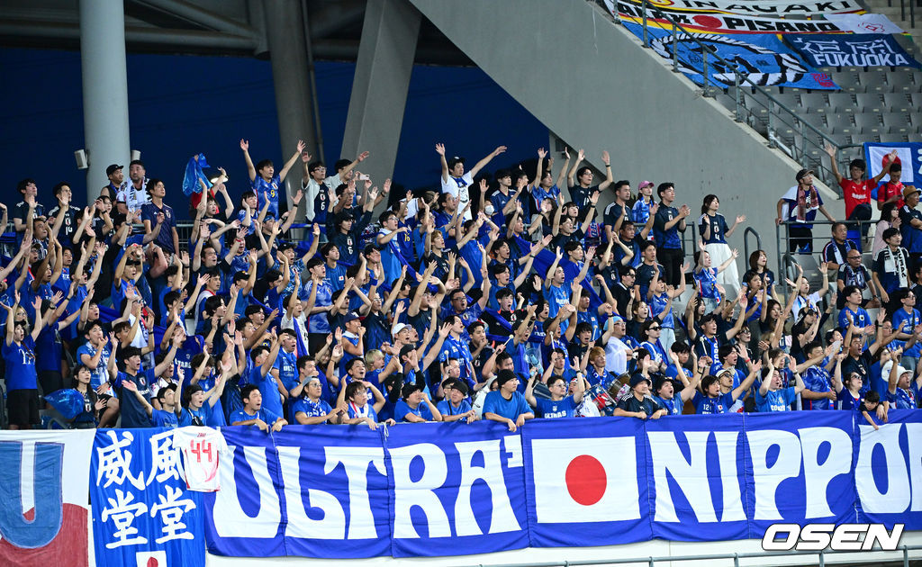 홍명보 감독이 이끄는 남자축구대표팀이 15일 오후 용인 미르스타디움에서 2025 동아시아축구연맹(EAFF) E-1 챔피언십(동아시안컵) 3차전 일본과 경기를 가졌다. 한국은 1차전서 중국을 3-0, 2차전서 홍콩을 2-0으로 완파했다. 하지만 일본이 1차전서 홍콩을 6-1, 2차전서 중국을 2-0으로 이겼다. 골득실 +7의 일본이 +5의 한국을 누르고 조 선두인 상황이다. 나란히 2승을 거둔 한국과 일본은 대회 우승컵을 놓고 격돌한다. 응원을 펼치는 일본 응원단의 모습. 2025.07.15 / dreamer@osen.co.kr