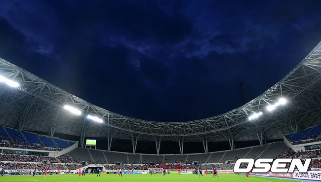 [OSEN=용인, 최규한 기자] 홍명보 감독이 이끄는 남자축구대표팀이 15일 오후 용인 미르스타디움에서 2025 동아시아축구연맹(EAFF) E-1 챔피언십(동아시안컵) 3차전 일본과 경기를 가졌다. 한국은 1차전서 중국을 3-0, 2차전서 홍콩을 2-0으로 완파했다. 하지만 일본이 1차전서 홍콩을 6-1, 2차전서 중국을 2-0으로 이겼다. 골득실 +7의 일본이 +5의 한국을 누르고 조 선두인 상황이다. 나란히 2승을 거둔 한국과 일본은 대회 우승컵을 놓고 격돌한다. 빈자리가 보이는 용인 미르스타디움에서 선수들이 경기를 펼치고 있다. 2025.07.15 / dreamer@osen.co.kr