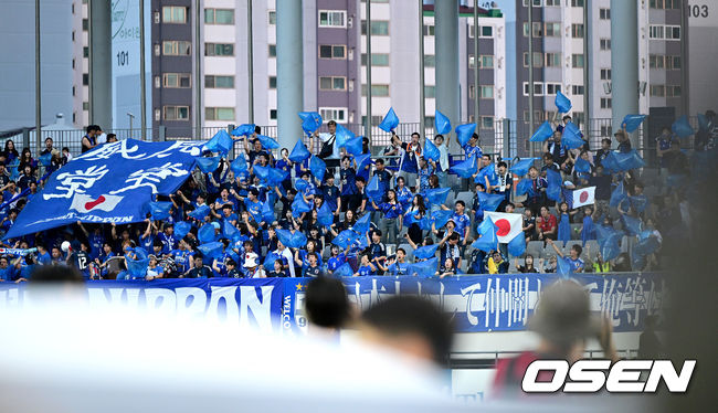 [OSEN=용인, 최규한 기자] 홍명보 감독이 이끄는 남자축구대표팀이 15일 오후 용인 미르스타디움에서 2025 동아시아축구연맹(EAFF) E-1 챔피언십(동아시안컵) 3차전 일본과 경기를 가졌다. 한국은 1차전서 중국을 3-0, 2차전서 홍콩을 2-0으로 완파했다. 하지만 일본이 1차전서 홍콩을 6-1, 2차전서 중국을 2-0으로 이겼다. 골득실 +7의 일본이 +5의 한국을 누르고 조 선두인 상황이다. 나란히 2승을 거둔 한국과 일본은 대회 우승컵을 놓고 격돌한다. 응원을 펼치는 일본 응원단의 모습. 2025.07.15 / dreamer@osen.co.kr