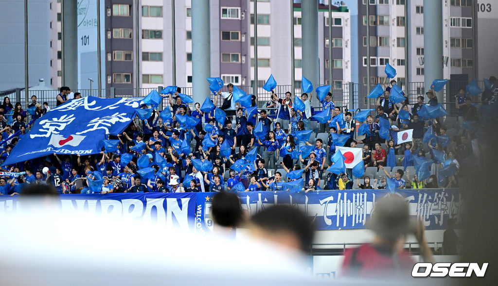 홍명보 감독이 이끄는 남자축구대표팀이 15일 오후 용인 미르스타디움에서 2025 동아시아축구연맹(EAFF) E-1 챔피언십(동아시안컵) 3차전 일본과 경기를 가졌다. 한국은 1차전서 중국을 3-0, 2차전서 홍콩을 2-0으로 완파했다. 하지만 일본이 1차전서 홍콩을 6-1, 2차전서 중국을 2-0으로 이겼다. 골득실 +7의 일본이 +5의 한국을 누르고 조 선두인 상황이다. 나란히 2승을 거둔 한국과 일본은 대회 우승컵을 놓고 격돌한다. 응원을 펼치는 일본 응원단의 모습. 2025.07.15 / dreamer@osen.co.kr