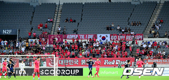 [OSEN=용인, 최규한 기자] 홍명보 감독이 이끄는 남자축구대표팀이 15일 오후 용인 미르스타디움에서 2025 동아시아축구연맹(EAFF) E-1 챔피언십(동아시안컵) 3차전 일본과 경기를 가졌다. 한국은 1차전서 중국을 3-0, 2차전서 홍콩을 2-0으로 완파했다. 하지만 일본이 1차전서 홍콩을 6-1, 2차전서 중국을 2-0으로 이겼다. 골득실 +7의 일본이 +5의 한국을 누르고 조 선두인 상황이다. 나란히 2승을 거둔 한국과 일본은 대회 우승컵을 놓고 격돌한다. 응원을 펼치는 한국 팬들의 모습. 2025.07.15 / dreamer@osen.co.kr