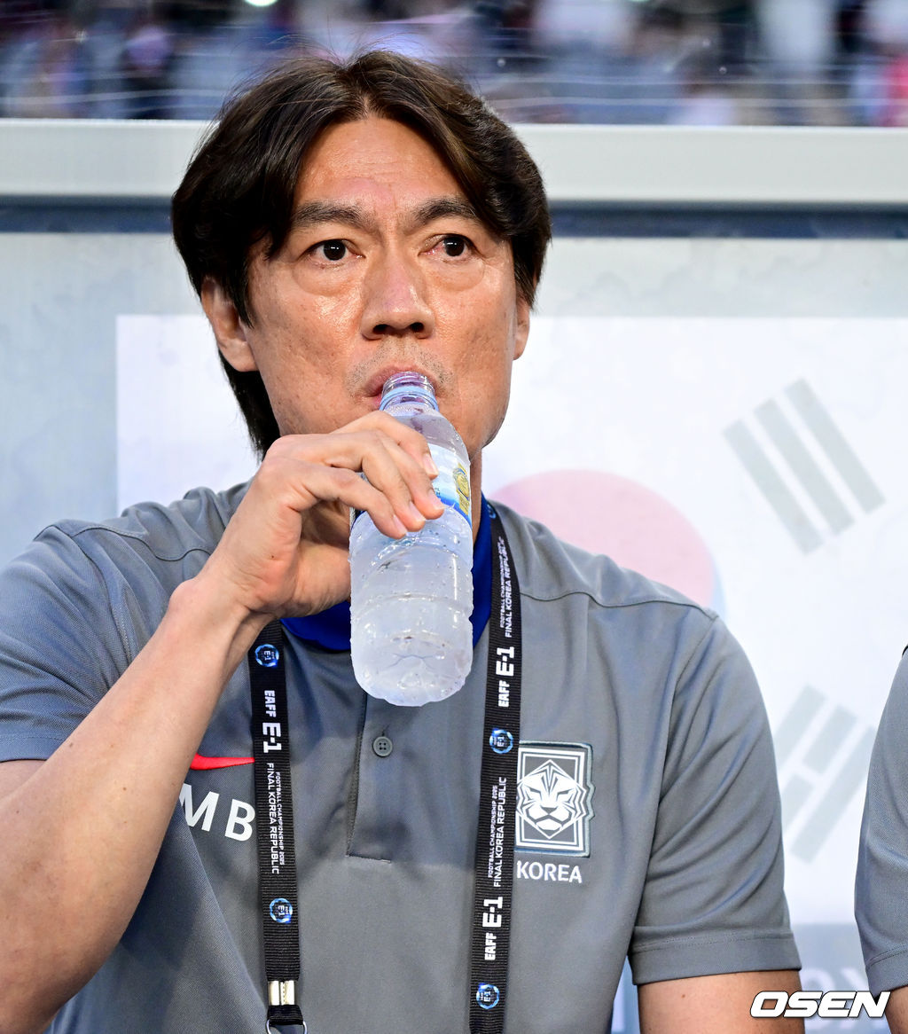 홍명보 감독이 이끄는 남자축구대표팀이 15일 오후 용인 미르스타디움에서 2025 동아시아축구연맹(EAFF) E-1 챔피언십(동아시안컵) 3차전 일본과 경기를 가졌다. 한국은 1차전서 중국을 3-0, 2차전서 홍콩을 2-0으로 완파했다. 하지만 일본이 1차전서 홍콩을 6-1, 2차전서 중국을 2-0으로 이겼다. 골득실 +7의 일본이 +5의 한국을 누르고 조 선두인 상황이다. 나란히 2승을 거둔 한국과 일본은 대회 우승컵을 놓고 격돌한다. 경기를 앞두고 한국 홍명보 감독이 물을 마시고 있다. 2025.07.15 / dreamer@osen.co.kr