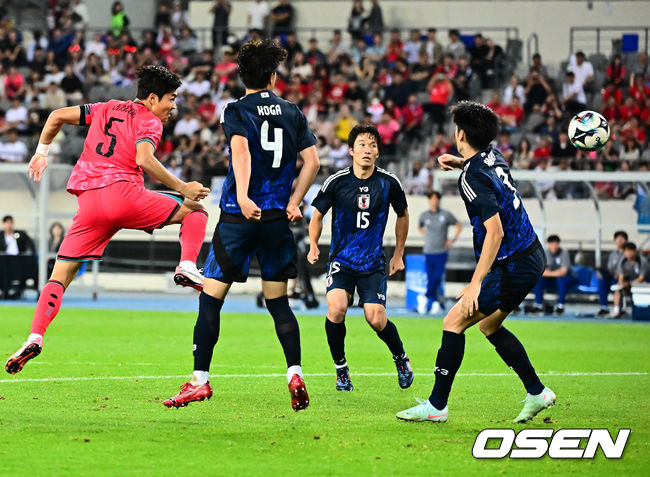 [OSEN=용인, 지형준 기자] 홍명보 감독이 이끄는 남자축구대표팀이 15일 오후 용인 미르스타디움에서 2025 동아시아축구연맹(EAFF) E-1 챔피언십(동아시안컵) 3차전 일본과 경기를 가졌다. 한국은 1차전서 중국을 3-0, 2차전서 홍콩을 2-0으로 완파했다. 하지만 일본이 1차전서 홍콩을 6-1, 2차전서 중국을 2-0으로 이겼다. 골득실 +7의 일본이 +5의 한국을 누르고 조 선두인 상황이다. 나란히 2승을 거둔 한국과 일본은 대회 우승컵을 놓고 격돌한다. 후반 한국 박진섭이 헤더슛을 시도하고 있다. 2025.07.15 / jpnews@osen.co.kr