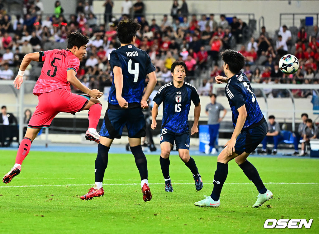 홍명보 감독이 이끄는 남자축구대표팀이 15일 오후 용인 미르스타디움에서 2025 동아시아축구연맹(EAFF) E-1 챔피언십(동아시안컵) 3차전 일본과 경기를 가졌다. 한국은 1차전서 중국을 3-0, 2차전서 홍콩을 2-0으로 완파했다. 하지만 일본이 1차전서 홍콩을 6-1, 2차전서 중국을 2-0으로 이겼다. 골득실 +7의 일본이 +5의 한국을 누르고 조 선두인 상황이다. 나란히 2승을 거둔 한국과 일본은 대회 우승컵을 놓고 격돌한다. 후반 한국 박진섭이 헤더슛을 시도하고 있다. 2025.07.15 / jpnews@osen.co.kr