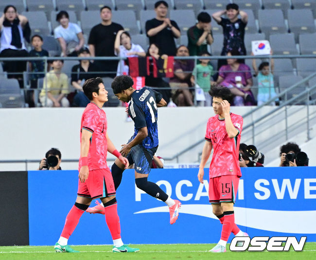 [OSEN=용인, 최규한 기자] 홍명보 감독이 이끄는 남자축구대표팀이 15일 오후 용인 미르스타디움에서 2025 동아시아축구연맹(EAFF) E-1 챔피언십(동아시안컵) 3차전 일본과 경기를 가졌다. 한국은 1차전서 중국을 3-0, 2차전서 홍콩을 2-0으로 완파했다. 하지만 일본이 1차전서 홍콩을 6-1, 2차전서 중국을 2-0으로 이겼다. 골득실 +7의 일본이 +5의 한국을 누르고 조 선두인 상황이다. 나란히 2승을 거둔 한국과 일본은 대회 우승컵을 놓고 격돌한다. 전반 한국이 일본 저메인 료에세 선제골을 내준 뒤 아쉬워하고 있다. 2025.07.15 / dreamer@osen.co.kr