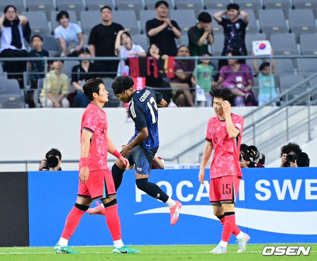 홍명보 감독이 이끄는 남자축구대표팀이 15일 오후 용인 미르스타디움에서 2025 동아시아축구연맹(EAFF) E-1 챔피언십(동아시안컵) 3차전 일본과 경기를 가졌다. 한국은 1차전서 중국을 3-0, 2차전서 홍콩을 2-0으로 완파했다. 하지만 일본이 1차전서 홍콩을 6-1, 2차전서 중국을 2-0으로 이겼다. 골득실 +7의 일본이 +5의 한국을 누르고 조 선두인 상황이다. 나란히 2승을 거둔 한국과 일본은 대회 우승컵을 놓고 격돌한다. 전반 한국이 일본 저메인 료에세 선제골을 내준 뒤 아쉬워하고 있다. 2025.07.15 / dreamer@osen.co.kr