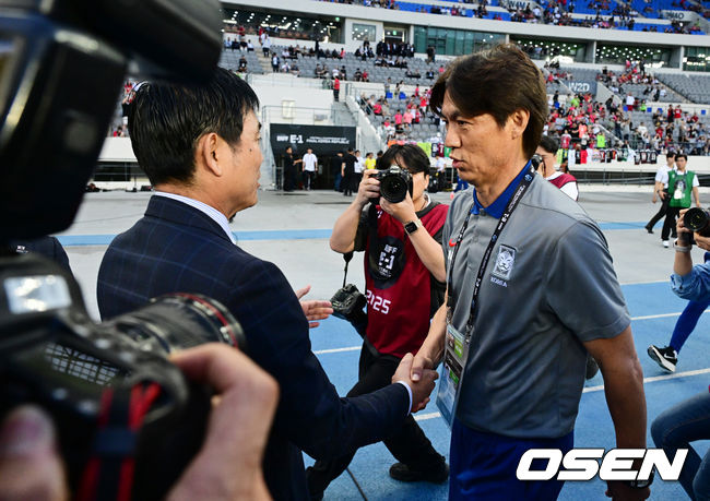 [OSEN=용인, 지형준 기자] 홍명보 감독이 이끄는 남자축구대표팀이 15일 오후 용인 미르스타디움에서 2025 동아시아축구연맹(EAFF) E-1 챔피언십(동아시안컵) 3차전 일본과 경기를 가졌다. 한국은 1차전서 중국을 3-0, 2차전서 홍콩을 2-0으로 완파했다. 하지만 일본이 1차전서 홍콩을 6-1, 2차전서 중국을 2-0으로 이겼다. 골득실 +7의 일본이 +5의 한국을 누르고 조 선두인 상황이다. 나란히 2승을 거둔 한국과 일본은 대회 우승컵을 놓고 격돌한다. 경기에 앞서 일본 모리야스 하지메 감독과 한국 홍명보 감독이 인사를 나누고 있다. 2025.07.15 / jpnews@osen.co.kr