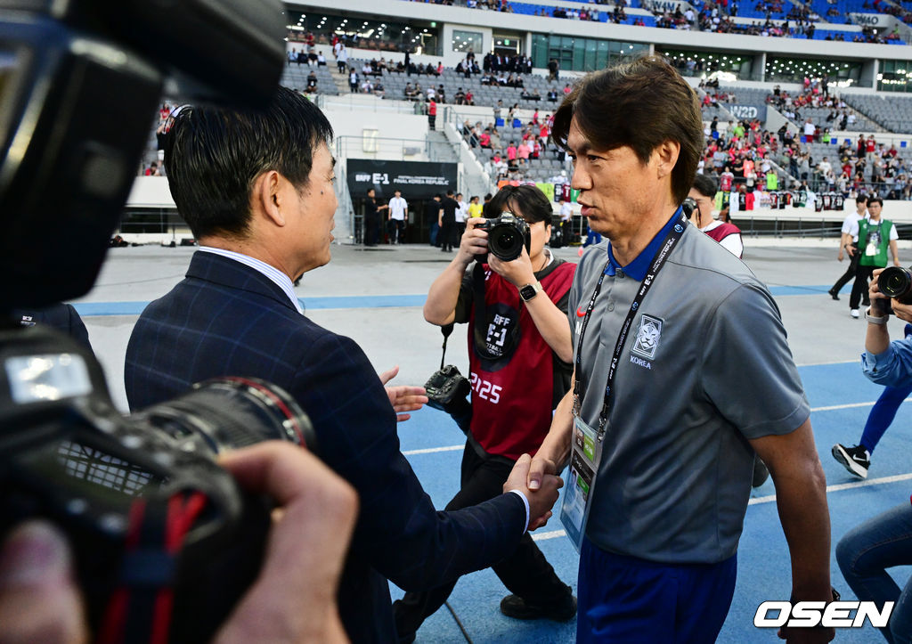 홍명보 감독이 이끄는 남자축구대표팀이 15일 오후 용인 미르스타디움에서 2025 동아시아축구연맹(EAFF) E-1 챔피언십(동아시안컵) 3차전 일본과 경기를 가졌다. 한국은 1차전서 중국을 3-0, 2차전서 홍콩을 2-0으로 완파했다. 하지만 일본이 1차전서 홍콩을 6-1, 2차전서 중국을 2-0으로 이겼다. 골득실 +7의 일본이 +5의 한국을 누르고 조 선두인 상황이다. 나란히 2승을 거둔 한국과 일본은 대회 우승컵을 놓고 격돌한다. 경기에 앞서 일본 모리야스 하지메 감독과 한국 홍명보 감독이 인사를 나누고 있다. 2025.07.15 / jpnews@osen.co.kr