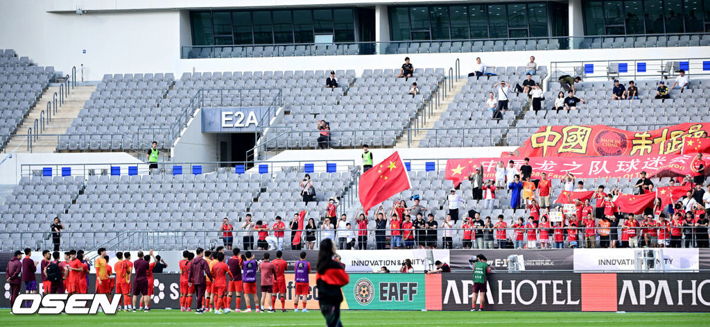 5일 오후 용인 미르스타디움에서 2025 동아시아축구연맹(EAFF) E-1 챔피언십(동아시안컵) 3차전 중국과 홍콩의 경기가 열렸다. 이날 경기는 중국이 홍콩을 상대로 1-0 승리를 거뒀다.경기를 마치고 중국 선수들이 팬들에게 인사를 전하고 있다. 2025.07.15 / dreamer@osen.co.kr