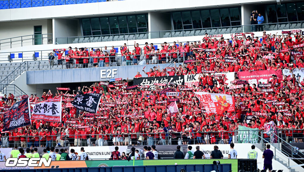 5일 오후 용인 미르스타디움에서 2025 동아시아축구연맹(EAFF) E-1 챔피언십(동아시안컵) 3차전 중국과 홍콩의 경기가 열렸다. 이날 경기는 중국이 홍콩을 상대로 1-0 승리를 거뒀다.경기를 마치고 홍콩 선수들이 팬들에게 인사를 전하고 있다. 2025.07.15 / dreamer@osen.co.kr