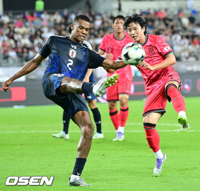 [OSEN=용인, 최규한 기자] 한국축구가 일본에 사상 첫 3연패를 당했다. 홍명보 감독이 이끄는 남자축구대표팀은 15일 오후 용인 미르스타디움에서 열린 2025 동아시아축구연맹(EAFF) E-1 챔피언십(동아시안컵) 3차전에서 숙적 일본에게 0-1로 패해 우승컵 탈환에 실패했다. 후반 한국 정승원이 공을 쫓고 있다. 2025.07.15 / dreamer@osen.co.kr