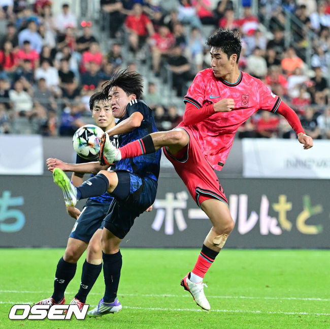 [OSEN=용인, 최규한 기자] 한국축구가 일본에 사상 첫 3연패를 당했다. 홍명보 감독이 이끄는 남자축구대표팀은 15일 오후 용인 미르스타디움에서 열린 2025 동아시아축구연맹(EAFF) E-1 챔피언십(동아시안컵) 3차전에서 숙적 일본에게 0-1로 패해 우승컵 탈환에 실패했다. 후반 한국 서민우가 볼다툼을 벌이고 있다. 2025.07.15 / dreamer@osen.co.kr
