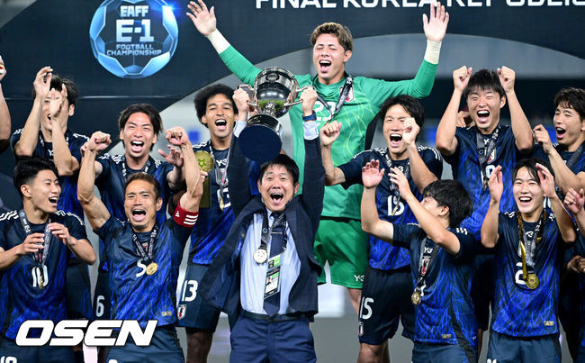 [OSEN=용인, 최규한 기자] 한국축구가 일본에 사상 첫 3연패를 당했다. 홍명보 감독이 이끄는 남자축구대표팀은 15일 오후 용인 미르스타디움에서 열린 2025 동아시아축구연맹(EAFF) E-1 챔피언십(동아시안컵) 3차전에서 숙적 일본에게 0-1로 패해 우승컵 탈환에 실패했다. 우승을 거머쥔 일본 모리야스 하지메 감독을 비롯한 코치진과 선수들이 우승 세리머니를 펼치고 있다. 2025.07.15 / dreamer@osen.co.kr