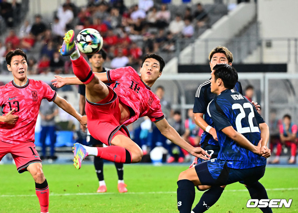 홍명보 감독이 이끄는 남자축구대표팀이 15일 오후 용인 미르스타디움에서 2025 동아시아축구연맹(EAFF) E-1 챔피언십(동아시안컵) 3차전 일본과 경기를 가졌다. 한국은 1차전서 중국을 3-0, 2차전서 홍콩을 2-0으로 완파했다. 하지만 일본이 1차전서 홍콩을 6-1, 2차전서 중국을 2-0으로 이겼다. 골득실 +7의 일본이 +5의 한국을 누르고 조 선두인 상황이다. 나란히 2승을 거둔 한국과 일본은 대회 우승컵을 놓고 격돌한다. 후반 한국 이호재가 슛을 시도하고 있다. 2025.07.15 / jpnews@osen.co.kr