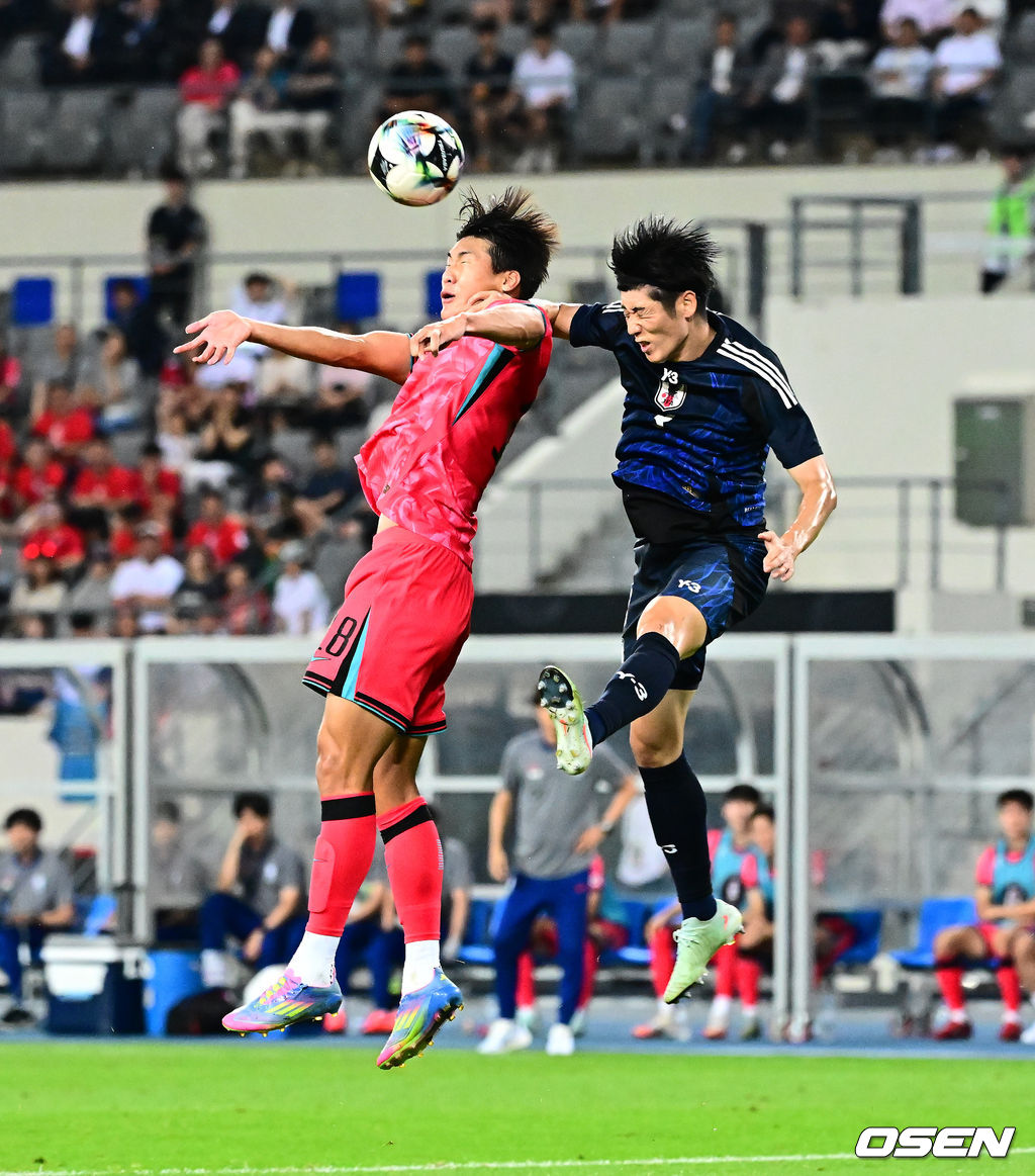 홍명보 감독이 이끄는 남자축구대표팀이 15일 오후 용인 미르스타디움에서 2025 동아시아축구연맹(EAFF) E-1 챔피언십(동아시안컵) 3차전 일본과 경기를 가졌다. 한국은 1차전서 중국을 3-0, 2차전서 홍콩을 2-0으로 완파했다. 하지만 일본이 1차전서 홍콩을 6-1, 2차전서 중국을 2-0으로 이겼다. 골득실 +7의 일본이 +5의 한국을 누르고 조 선두인 상황이다. 나란히 2승을 거둔 한국과 일본은 대회 우승컵을 놓고 격돌한다. 후반 한국 이호재가 헤더슛을 시도하고 있다. 2025.07.15 / jpnews@osen.co.kr