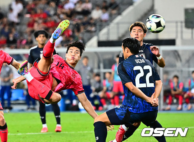 [OSEN=용인, 지형준 기자] 홍명보 감독이 이끄는 남자축구대표팀이 15일 오후 용인 미르스타디움에서 2025 동아시아축구연맹(EAFF) E-1 챔피언십(동아시안컵) 3차전 일본과 경기를 가졌다. 한국은 1차전서 중국을 3-0, 2차전서 홍콩을 2-0으로 완파했다. 하지만 일본이 1차전서 홍콩을 6-1, 2차전서 중국을 2-0으로 이겼다. 골득실 +7의 일본이 +5의 한국을 누르고 조 선두인 상황이다. 나란히 2승을 거둔 한국과 일본은 대회 우승컵을 놓고 격돌한다. 후반 한국 이호재가 슛을 시도하고 있다. 2025.07.15 / jpnews@osen.co.kr