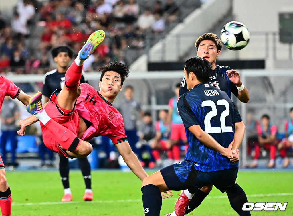 홍명보 감독이 이끄는 남자축구대표팀이 15일 오후 용인 미르스타디움에서 2025 동아시아축구연맹(EAFF) E-1 챔피언십(동아시안컵) 3차전 일본과 경기를 가졌다. 한국은 1차전서 중국을 3-0, 2차전서 홍콩을 2-0으로 완파했다. 하지만 일본이 1차전서 홍콩을 6-1, 2차전서 중국을 2-0으로 이겼다. 골득실 +7의 일본이 +5의 한국을 누르고 조 선두인 상황이다. 나란히 2승을 거둔 한국과 일본은 대회 우승컵을 놓고 격돌한다. 후반 한국 이호재가 슛을 시도하고 있다. 2025.07.15 / jpnews@osen.co.kr
