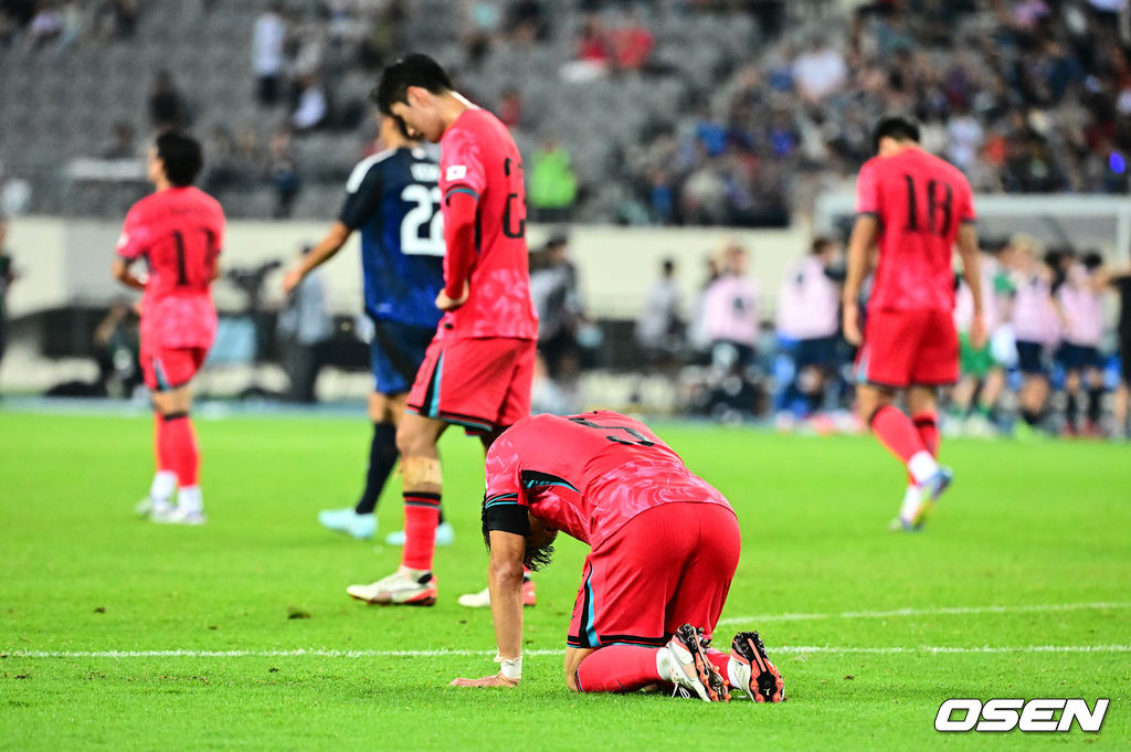 대굴욕이다. 한국축구가 일본에 사상 첫 3연패를 당했다. 홍명보 감독이 이끄는 남자축구대표팀은 15일 오후 7시 24분 용인 미르스타디움에서 개최되는 2025 동아시아축구연맹(EAFF) E-1 챔피언십(동아시안컵) 3차전에서 숙적 일본에게 0-1로 패해 우승컵 탈환에 실패했다. 대회 3승의 일본이 통산 세 번째 우승을 달성했다. 일본은 안방의 한국을 누르고 대회 2연패까지 가져갔다. 한국은 여전히 5회 우승으로 최다우승이지만 2개 대회 연속 일본에 밀렸다. 한국 선수들이 패배를 아쉬워하고 있다. 2025.07.15 / jpnews@osen.co.kr