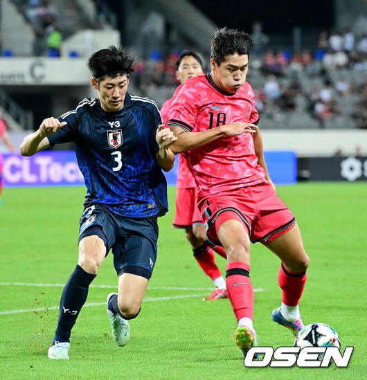 [OSEN=용인, 최규한 기자] 홍명보 감독이 이끄는 남자축구대표팀이 15일 오후 용인 미르스타디움에서 2025 동아시아축구연맹(EAFF) E-1 챔피언십(동아시안컵) 3차전 일본과 경기를 가졌다. 한국은 1차전서 중국을 3-0, 2차전서 홍콩을 2-0으로 완파했다. 하지만 일본이 1차전서 홍콩을 6-1, 2차전서 중국을 2-0으로 이겼다. 골득실 +7의 일본이 +5의 한국을 누르고 조 선두인 상황이다. 나란히 2승을 거둔 한국과 일본은 대회 우승컵을 놓고 격돌한다. 후반 한국 이호재가 돌파를 펼치고 있다. 2025.07.15 / dreamer@osen.co.kr