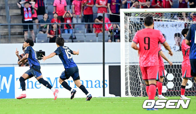 [OSEN=용인, 최규한 기자] 홍명보 감독이 이끄는 남자축구대표팀이 15일 오후 용인 미르스타디움에서 2025 동아시아축구연맹(EAFF) E-1 챔피언십(동아시안컵) 3차전 일본과 경기를 가졌다. 한국은 1차전서 중국을 3-0, 2차전서 홍콩을 2-0으로 완파했다. 하지만 일본이 1차전서 홍콩을 6-1, 2차전서 중국을 2-0으로 이겼다. 골득실 +7의 일본이 +5의 한국을 누르고 조 선두인 상황이다. 나란히 2승을 거둔 한국과 일본은 대회 우승컵을 놓고 격돌한다. 전반 한국이 일본 저메인 료에게 선제골을 내준 뒤 아쉬워하고 있다. 2025.07.15 / dreamer@osen.co.kr