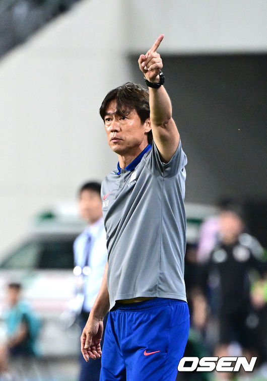 [OSEN=용인, 최규한 기자] 홍명보 감독이 이끄는 남자축구대표팀이 15일 오후 용인 미르스타디움에서 2025 동아시아축구연맹(EAFF) E-1 챔피언십(동아시안컵) 3차전 일본과 경기를 가졌다. 한국은 1차전서 중국을 3-0, 2차전서 홍콩을 2-0으로 완파했다. 하지만 일본이 1차전서 홍콩을 6-1, 2차전서 중국을 2-0으로 이겼다. 골득실 +7의 일본이 +5의 한국을 누르고 조 선두인 상황이다. 나란히 2승을 거둔 한국과 일본은 대회 우승컵을 놓고 격돌한다. 후반 한국 홍명보 감독이 작전 지시를 내리고 있다. 2025.07.15 / dreamer@osen.co.kr