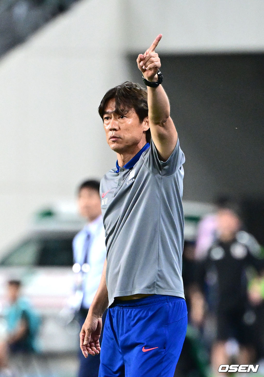 홍명보 감독이 이끄는 남자축구대표팀이 15일 오후 용인 미르스타디움에서 2025 동아시아축구연맹(EAFF) E-1 챔피언십(동아시안컵) 3차전 일본과 경기를 가졌다. 한국은 1차전서 중국을 3-0, 2차전서 홍콩을 2-0으로 완파했다. 하지만 일본이 1차전서 홍콩을 6-1, 2차전서 중국을 2-0으로 이겼다. 골득실 +7의 일본이 +5의 한국을 누르고 조 선두인 상황이다. 나란히 2승을 거둔 한국과 일본은 대회 우승컵을 놓고 격돌한다. 후반 한국 홍명보 감독이 작전 지시를 내리고 있다. 2025.07.15 / dreamer@osen.co.kr
