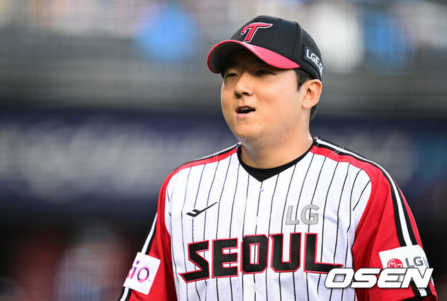 [OSEN=잠실, 조은정 기자]22일 오후 서울 잠실구장에서 2025 신한 SOL Bank KBO리그 LG 트윈스와 두산 베어스의 경기가 열렸다.LG는 송승기, 두산은 최승용이 선발로 나섰다. 6회초 이닝을 마친 LG 선발 송승기가 미소를 짓고 있다. 2025.06.22 /cej@osen.co.kr