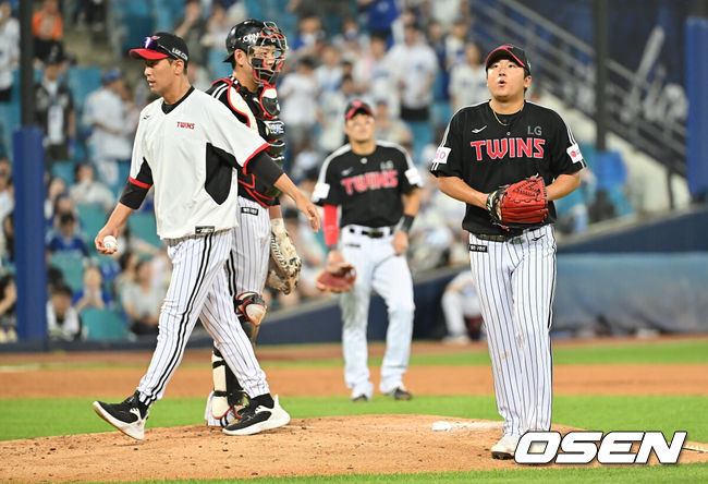 [OSEN=대구, 이석우 기자] 4일 대구삼성라이온즈파크에서 2025 신한 SOL 뱅크 KBO 리그 삼성 라이온즈와 LG 트윈스의 경기가 열렸다. 홈팀 삼성은 이승현이, 방문팀 LG는 송승기가 선발 출전했다. LG 트윈스 선발 투수 송승기가 6회말 교체되고 있다. 2025.07.04 / foto0307@osen.co.kr