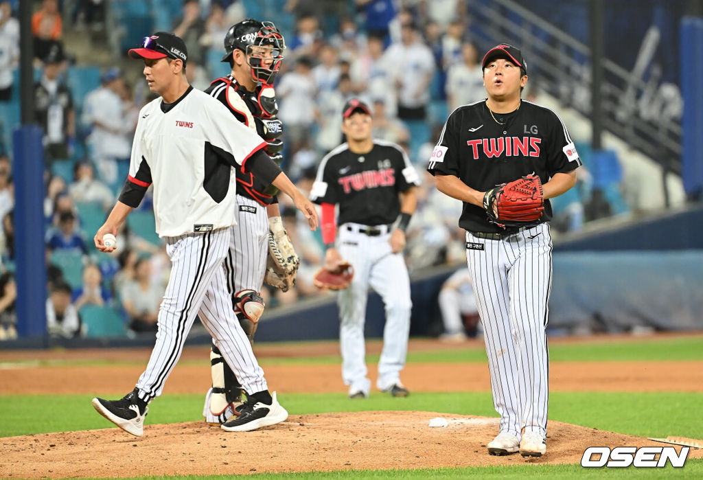 4일 대구삼성라이온즈파크에서 2025 신한 SOL 뱅크 KBO 리그 삼성 라이온즈와 LG 트윈스의 경기가 열렸다. 홈팀 삼성은 이승현이, 방문팀 LG는 송승기가 선발 출전했다. LG 트윈스 선발 투수 송승기가 6회말 교체되고 있다. 2025.07.04 / foto0307@osen.co.kr