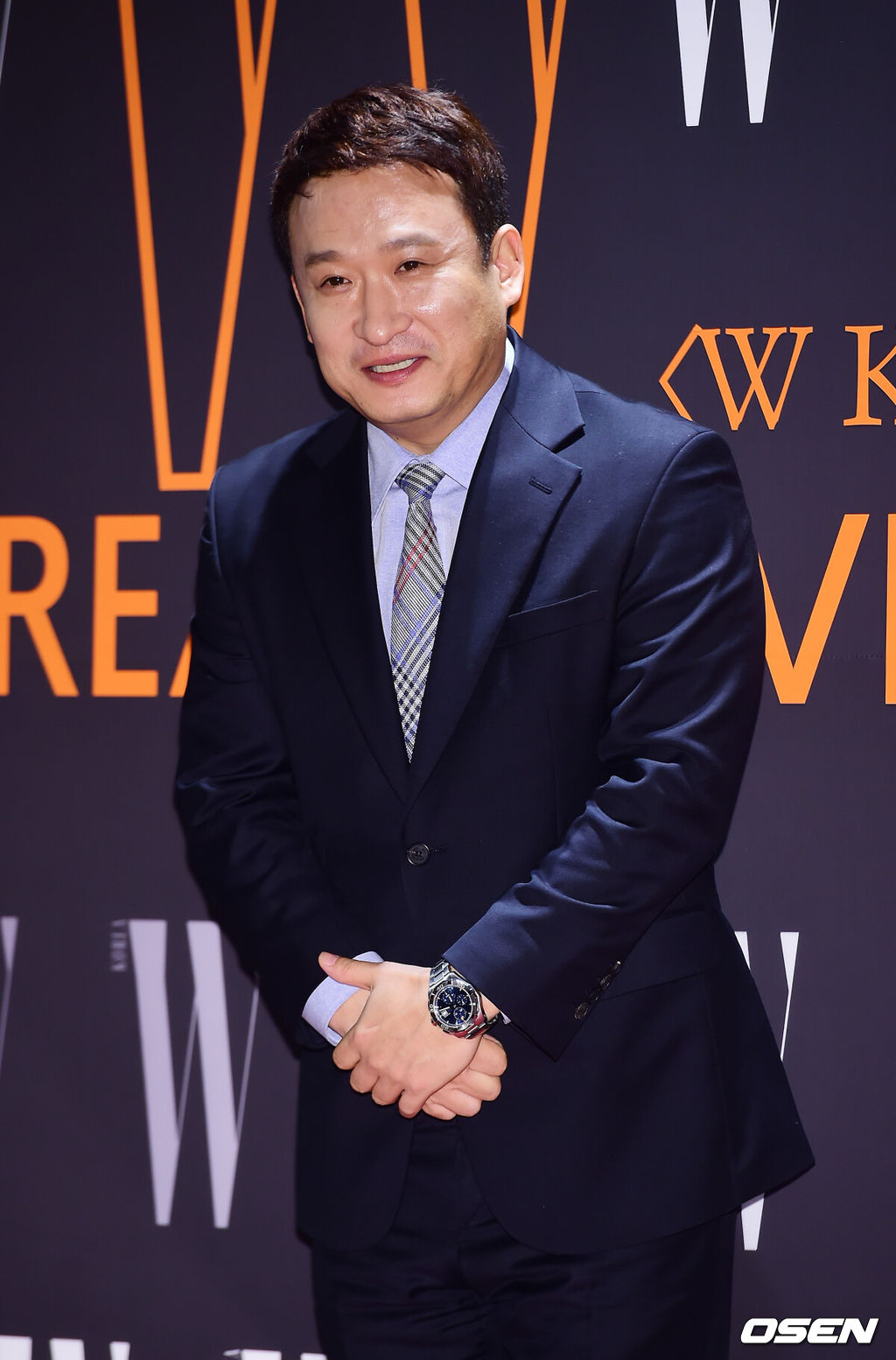 27일 오후 서울시 용산구 서울드래곤시티 스카이브릿지에서 '더블유 코리아' 제12회 유방암 인식 향상 캠페인 자선 행사가 개최되어, 이를 기념하기 위한 포토행사가 진행됐다. 서경석이 포토월에서 포즈를 취하고 있다./ rumi@osen.co.kr