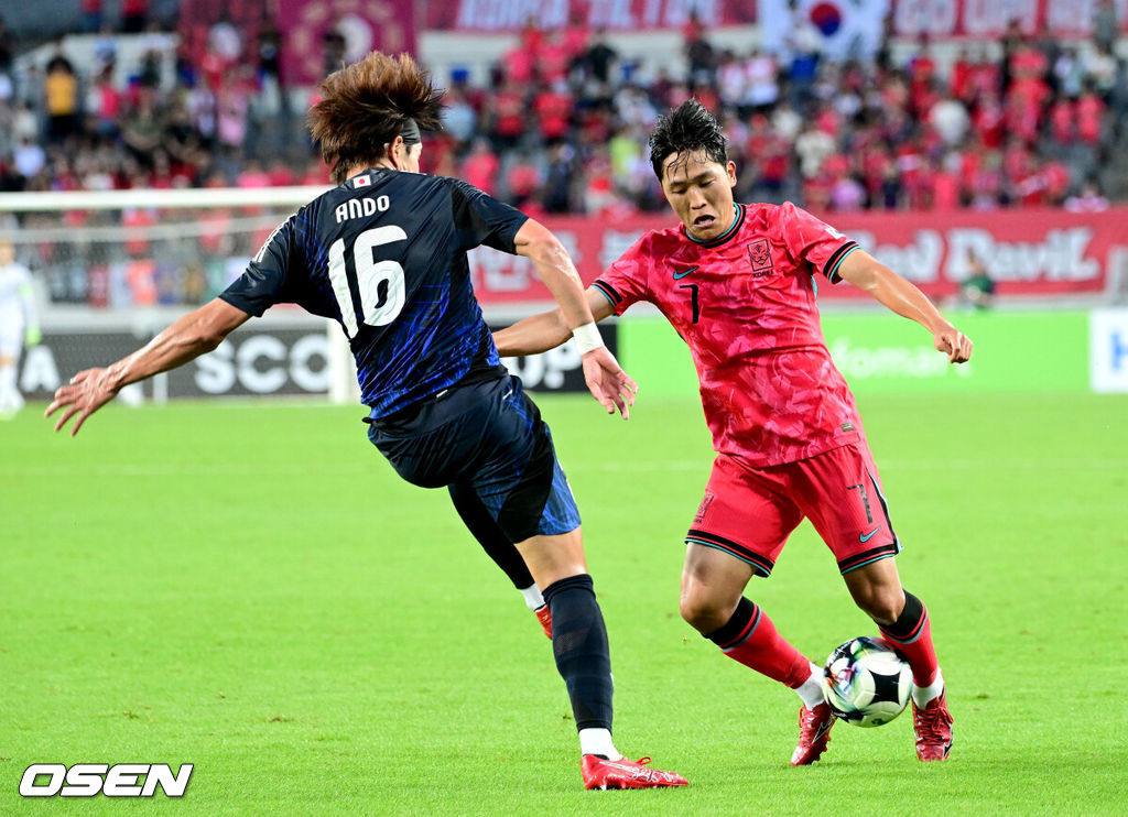 홍명보 감독이 이끄는 남자축구대표팀이 15일 오후 용인 미르스타디움에서 2025 동아시아축구연맹(EAFF) E-1 챔피언십(동아시안컵) 3차전 일본과 경기를 가졌다. 한국은 1차전서 중국을 3-0, 2차전서 홍콩을 2-0으로 완파했다. 하지만 일본이 1차전서 홍콩을 6-1, 2차전서 중국을 2-0으로 이겼다. 골득실 +7의 일본이 +5의 한국을 누르고 조 선두인 상황이다. 나란히 2승을 거둔 한국과 일본은 대회 우승컵을 놓고 격돌한다. 전반 한국 나상호가 돌파를 펼치고 있다. 2025.07.15 / dreamer@osen.co.kr