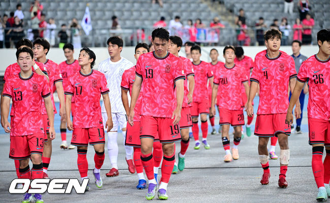 [OSEN=용인, 최규한 기자] 한국축구가 일본에 사상 첫 3연패를 당했다. 홍명보 감독이 이끄는 남자축구대표팀은 15일 오후 용인 미르스타디움에서 열린 2025 동아시아축구연맹(EAFF) E-1 챔피언십(동아시안컵) 3차전에서 숙적 일본에게 0-1로 패해 우승컵 탈환에 실패했다. 경기를 마치고 한국 선수들이 팬들에게 인사하기 위해 발걸음을 옮기고 있다. 2025.07.15 / dreamer@osen.co.kr