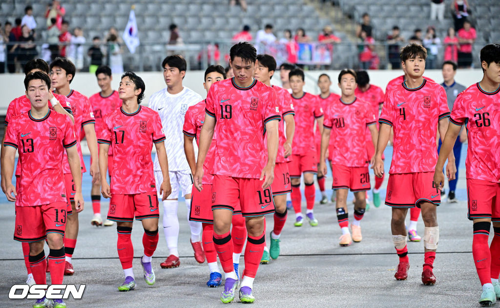 한국축구가 일본에 사상 첫 3연패를 당했다. 홍명보 감독이 이끄는 남자축구대표팀은 15일 오후 용인 미르스타디움에서 열린 2025 동아시아축구연맹(EAFF) E-1 챔피언십(동아시안컵) 3차전에서 숙적 일본에게 0-1로 패해 우승컵 탈환에 실패했다. 경기를 마치고 한국 선수들이 팬들에게 인사하기 위해 발걸음을 옮기고 있다. 2025.07.15 / dreamer@osen.co.kr