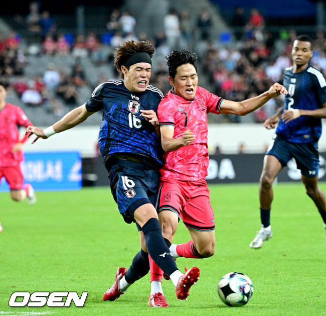 [OSEN=용인, 최규한 기자] 홍명보 감독이 이끄는 남자축구대표팀이 15일 오후 용인 미르스타디움에서 2025 동아시아축구연맹(EAFF) E-1 챔피언십(동아시안컵) 3차전 일본과 경기를 가졌다. 한국은 1차전서 중국을 3-0, 2차전서 홍콩을 2-0으로 완파했다. 하지만 일본이 1차전서 홍콩을 6-1, 2차전서 중국을 2-0으로 이겼다. 골득실 +7의 일본이 +5의 한국을 누르고 조 선두인 상황이다. 나란히 2승을 거둔 한국과 일본은 대회 우승컵을 놓고 격돌한다. 후반 한국 나상호와 일본 안도 토모야가 몸싸움을 벌이고 있다. 2025.07.15 / dreamer@osen.co.kr