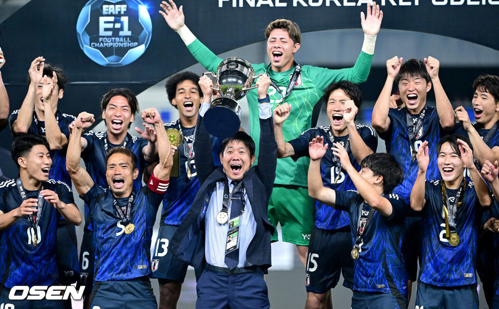 한국축구가 일본에 사상 첫 3연패를 당했다. 홍명보 감독이 이끄는 남자축구대표팀은 15일 오후 용인 미르스타디움에서 열린 2025 동아시아축구연맹(EAFF) E-1 챔피언십(동아시안컵) 3차전에서 숙적 일본에게 0-1로 패해 우승컵 탈환에 실패했다. 우승을 거머쥔 일본 모리야스 하지메 감독을 비롯한 코치진과 선수들이 우승 세리머니를 펼치고 있다. 2025.07.15 / dreamer@osen.co.kr