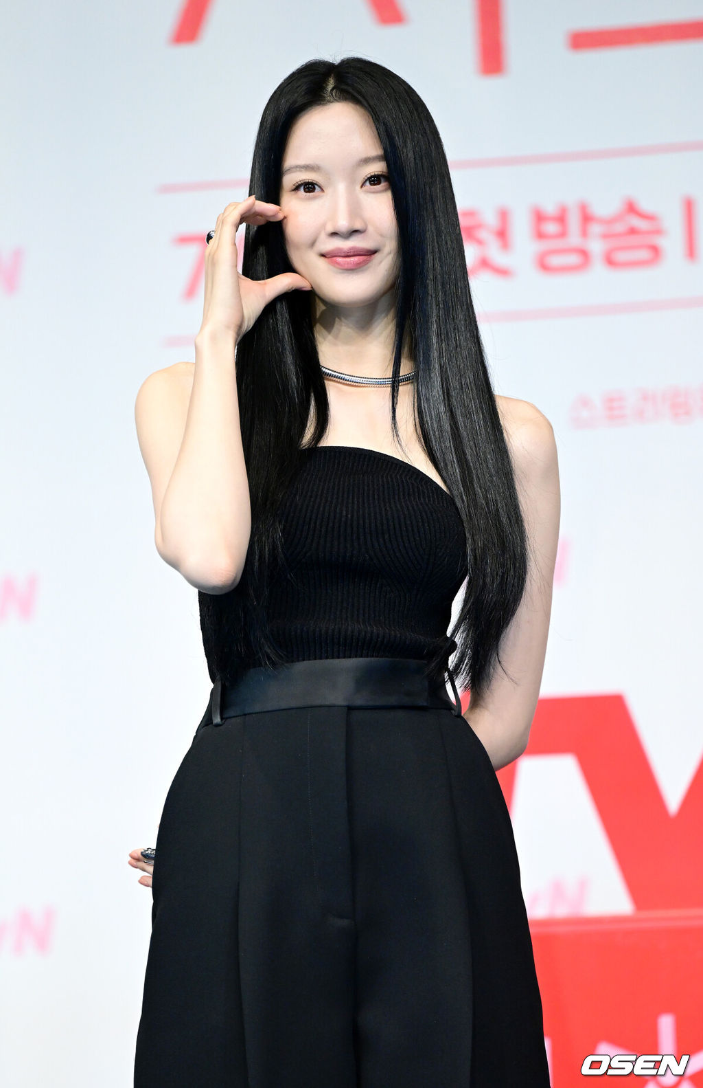 1일 오후 서울 신도림동 더링크서울 트리뷰트 포트폴리오 호텔에서 tvN 새 토일드라마 ‘서초동’ 제작발표회가 열렸다.‘서초동’은 매일 서초동 법조타운으로 출근하는 어쏘 변호사(법무법인에 고용되어 월급을 받는 변호사) 5인방의 희로애락 성장기를 담아내는 드라마다.배우 문가영이 포토타임을 하고 있다. 2025.07.01 / dreamer@osen.co.kr