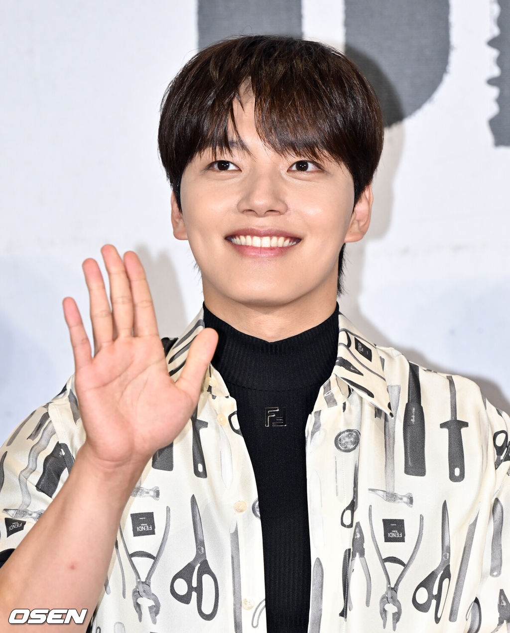 영화 '하이재킹(김성한 감독)’ 쇼케이스 및 VIP 시사회 포토월 행사가 18일 오후 서울 강남구 메가박스 코엑스에서 열렸다.‘하이재킹’은 1971년 대한민국 상공, 여객기가 공중 납치되면서 벌어지는 극한의 상황을 담은 영화로, 오는 21일 개봉한다.배우 여진구가 인사를 하고 있다. 2024.06.18 /cej@osen.co.kr
