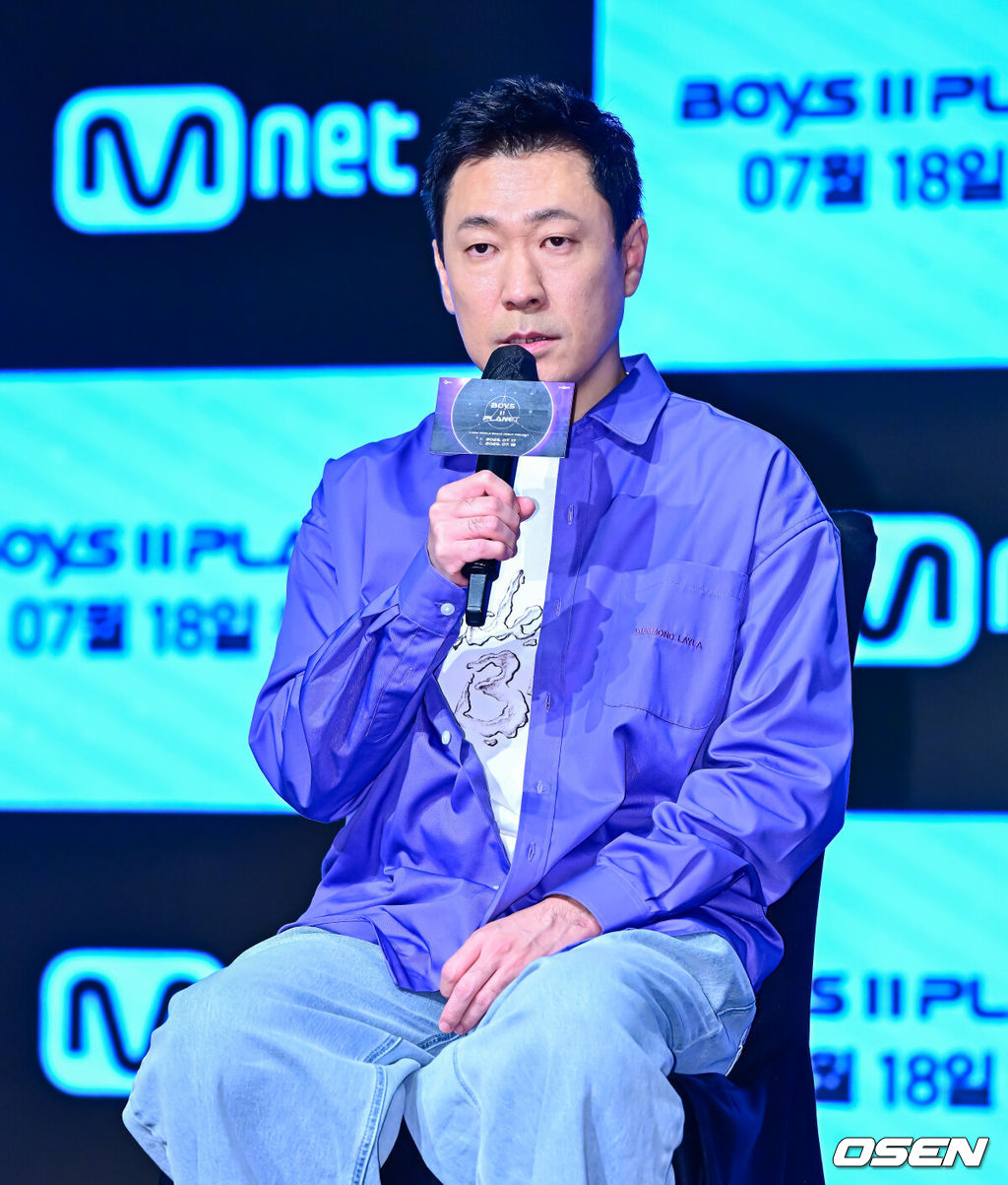 16일 서울 구로구 신도림동 더 세인트에서 Mnet '보이즈 2 플래닛' 제작발표회가 열렸다.‘보이즈 2 플래닛’은 ‘K-POP 월드 스케일 데뷔 프로젝트’라는 타이틀에 걸맞게 전례 없는 규모와 구성으로 글로벌 팬덤의 기대를 받고 있다. 글로벌 팬덤 ‘스타 크리에이터’와 함께 월드 스케일 K-POP 데뷔 여정을 펼칠 ‘보이즈 2 플래닛 K’, ‘보이즈 2 플래닛 C’는 오는 7월 17일(목)과 18일(금) 밤 9시 20분 첫 방송한다.김신영 CP가 질문에 답을 하고 있다. 2025.07.16 / jpnews@osen.co.kr