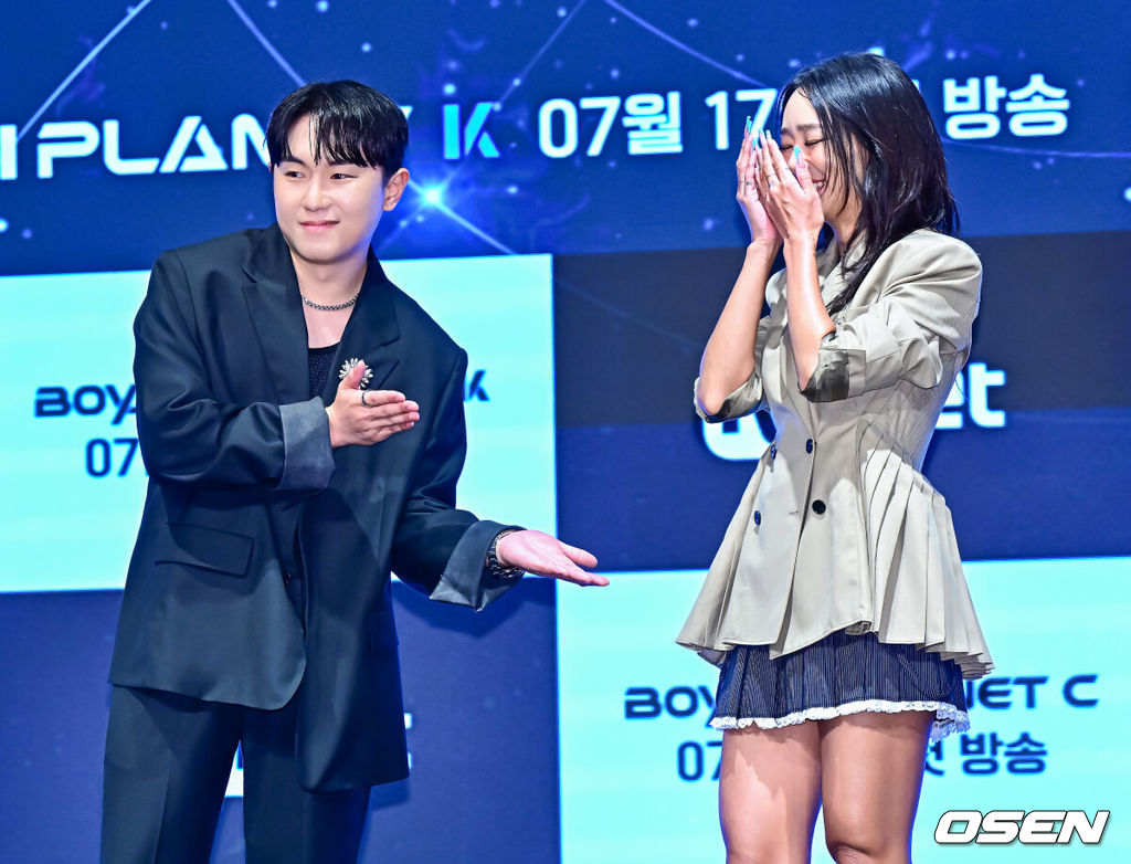16일 서울 구로구 신도림동 더 세인트에서 Mnet '보이즈 2 플래닛' 제작발표회가 열렸다.‘보이즈 2 플래닛’은 ‘K-POP 월드 스케일 데뷔 프로젝트’라는 타이틀에 걸맞게 전례 없는 규모와 구성으로 글로벌 팬덤의 기대를 받고 있다. 글로벌 팬덤 ‘스타 크리에이터’와 함께 월드 스케일 K-POP 데뷔 여정을 펼칠 ‘보이즈 2 플래닛 K’, ‘보이즈 2 플래닛 C’는 오는 7월 17일(목)과 18일(금) 밤 9시 20분 첫 방송한다.가수 임한별, 효린이 포즈를 취하고 있다. 2025.07.16 / jpnews@osen.co.kr