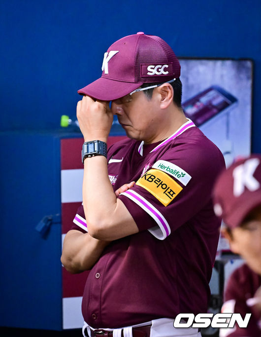 [OSEN=잠실, 박준형 기자] 프로야구 LG 트윈스가 키움 히어로즈를 꺾고 2연승을 달렸다. LG는 9일 서울 잠실구장에서 열린 2025 KBO리그 키움과 경기에서 16안타를 터뜨리며 12-6으로 승리했다. LG는 전반기 최소 공동 2위를 확보했다. 9회초 키움 홍원기 감독이 생각에 잠겨 있다. 2025.07.09 /  soul1014@osen.co.kr